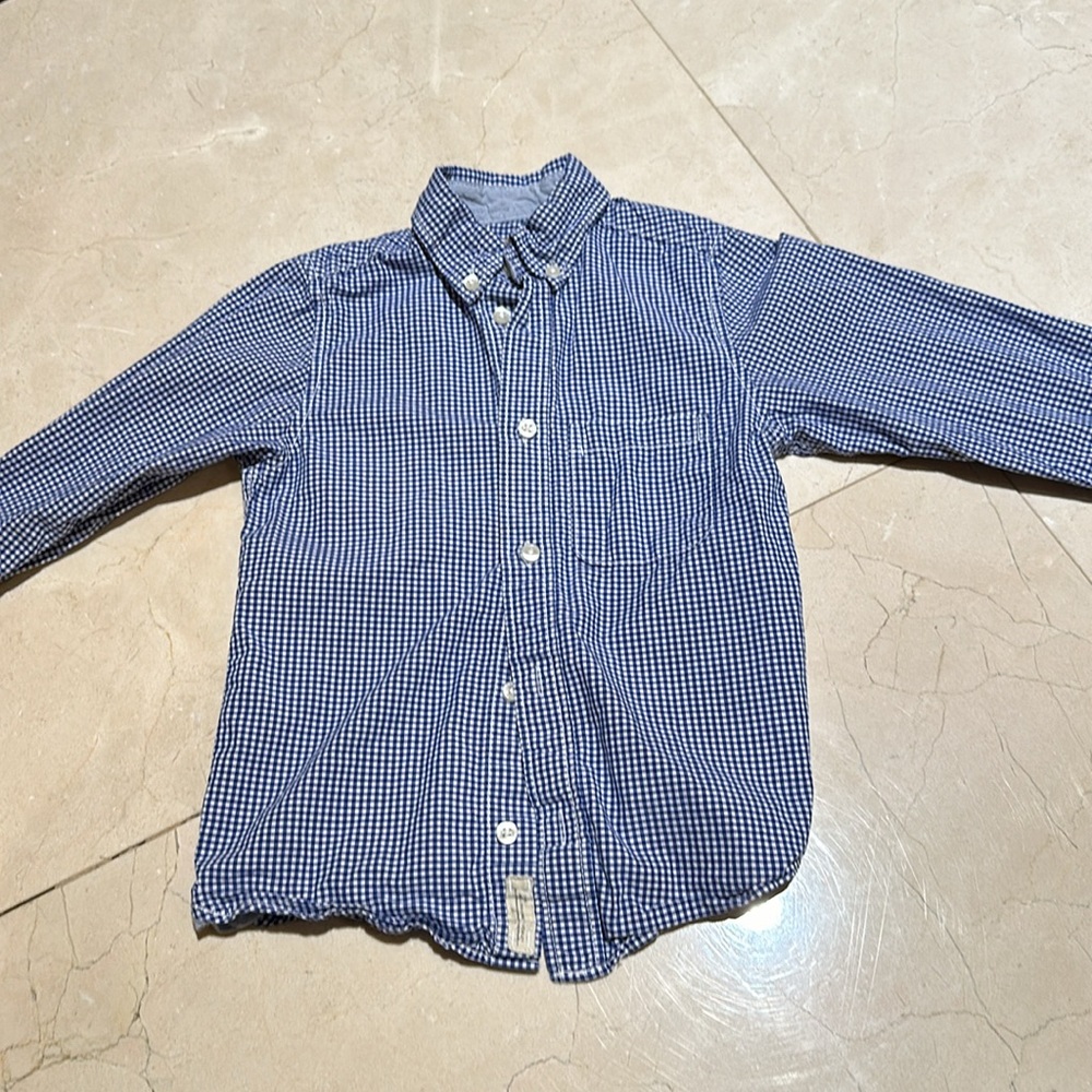 Button-down kids shirt in size 4-5, kids. Blue gingham